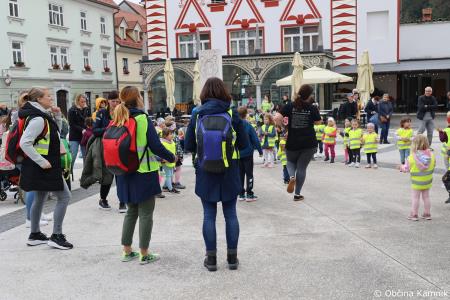 Otroci kamniških šol in vrtcev rajali na Glavnem trgu in se učili o trajnostni mobilnosti (94)